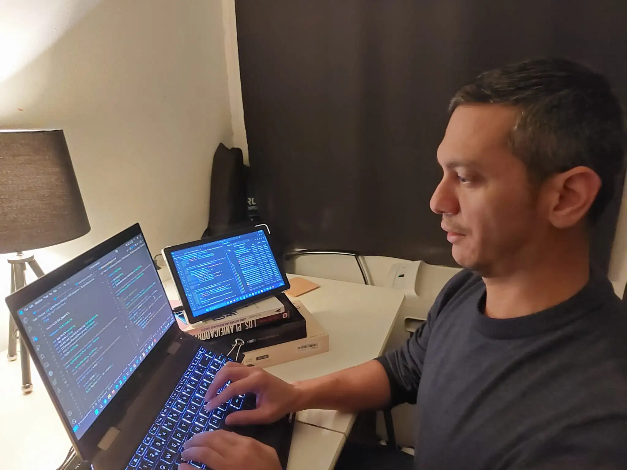 Diego trabajando en un proyecto en su laptop